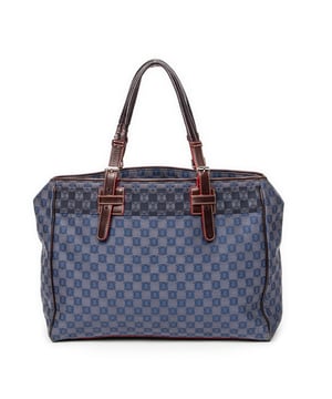 Loewe Bolsos Anagram Shopper Tote  Bolso de hombro en Azul/Marrón Lienzo y Plata hardware. El producto esta en Excelentes Condiciones (A).
  Dimensiones: 38x29x14 cm 
  Accesorios incluidos: None
  Notas de Exterior: Ligeras marcas de suciedad, Ligeros rasguños en el cuero
Notas de Interior: Olor a humedad
  BrandCo Paris encuentra artículos raros y en las mejores condiciones a precios increíbles. ¡Vale la pena tener paciencia! Compra con confianza: todos los artículos de BrandCo Paris son seleccionados y autenticados cuidadosamente por nuestro equipo de expertos.
  Todos los artículos vienen con un certificado de autenticidad y un embalaje entregado por BrandCo Paris.
  Tabla de clasificación de la condición del artículo
  N (como nuevo)
  AA (perfecto estado)
  A (excelente estado)
  AB (muy buen estado)
  B (bueno/regular)
