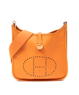 Hermès Bolsos Evelyne III PM Bolso de hombro en Naranja Piel de becerro y Paladio hardware. El producto esta en Excelentes Condiciones (A).
  Dimensiones: 29x30x8 cm 
  Accesorios incluidos: Strap
  Notas de Exterior: Ligeros rasguños en el cuerpo exterior
  BrandCo Paris encuentra artículos raros y en las mejores condiciones a precios increíbles. ¡Vale la pena tener paciencia! Compra con confianza: todos los artículos de BrandCo Paris son seleccionados y autenticados cuidadosamente por nuestro equipo de expertos.
  Todos los artículos vienen con un certificado de autenticidad y un embalaje entregado por BrandCo Paris.
  Tabla de clasificación de la condición del artículo
  N (como nuevo)
  AA (perfecto estado)
  A (excelente estado)
  AB (muy buen estado)
  B (bueno/regular)