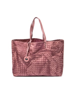 Bottega Veneta Bolsos Butterfly Shopping Tote  Bolso de hombro en Rosa Lienzo y Latón envejecido hardware. El producto esta en Excelentes Condiciones (A).
  Dimensiones: 35x26x11 cm 
  Accesorios incluidos: Charm
  Notas de la correa/asa: Ligeramente usado
  BrandCo Paris encuentra artículos raros y en las mejores condiciones a precios increíbles. ¡Vale la pena tener paciencia! Compra con confianza: todos los artículos de BrandCo Paris son seleccionados y autenticados cuidadosamente por nuestro equipo de expertos.
  Todos los artículos vienen con un certificado de autenticidad y un embalaje entregado por BrandCo Paris.
  Tabla de clasificación de la condición del artículo
  N (como nuevo)
  AA (perfecto estado)
  A (excelente estado)
  AB (muy buen estado)
  B (bueno/regular)