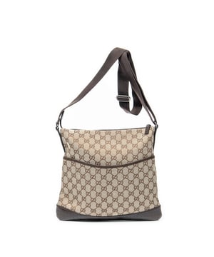 Gucci Tassen Medium Messenger  Schoudertas in de Bruin/Beige Doek in de Zilver  hardware. Het product is in In Zeer Goede Staat (AB).
  Afmetingen: 31x28x2 cm 
  Inclusief accessoires: None
  Opmerkingen over de buitenkant: Geschaafde onderste hoeken
Opmerkingen over de binnenkant: Muffe geur
Opmerkingen over de band/het handvat: Licht versleten lange band basis leer
  BrandCo Paris vindt zeldzame artikelen in de beste staat voor ongelooflijke prijzen. Het is de moeite waard om geduldig te zijn! Koop met vertrouwen: alle artikelen van BrandCo Paris worden zorgvuldig geselecteerd en geverifieerd door ons team van experts.

  Alle artikelen worden geleverd met een certificaat van echtheid en verpakt door BrandCo Paris.

  Classificatietabel voor de conditie van het artikel:

  N (als nieuw)
  AA (perfecte staat)
  A (uitstekende staat)
  AB (zeer goede staat)
  B (goede/redelijke staat)
