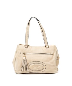 Loewe Bolsos Anagram Tassel Tote  Bolso de hombro en Beige Piel de becerro y Oro hardware. El producto esta en Muy Buenas Condiciones (AB).
  Dimensiones: 33x24x14 cm 
  Accesorios incluidos: Dustbag
  Notas de Exterior: Cuerpo exterior ligeramente descolorido, Ligeras marcas de suciedad, Ligeros rasguños en el cuero
Notas de la correa/asa: Ligeramente usado
  BrandCo Paris encuentra artículos raros y en las mejores condiciones a precios increíbles. ¡Vale la pena tener paciencia! Compra con confianza: todos los artículos de BrandCo Paris son seleccionados y autenticados cuidadosamente por nuestro equipo de expertos.
  Todos los artículos vienen con un certificado de autenticidad y un embalaje entregado por BrandCo Paris.
  Tabla de clasificación de la condición del artículo
  N (como nuevo)
  AA (perfecto estado)
  A (excelente estado)
  AB (muy buen estado)
  B (bueno/regular)