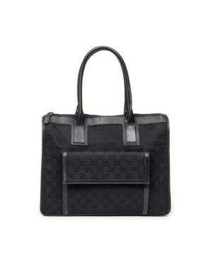 Gucci Tassen Front Pocket Zip Tote  Schoudertas in de Zwart Doek in de Zilver  hardware. Het product is in In Zeer Goede Staat (AB).
  Afmetingen: 35x26x12 cm 
  Inclusief accessoires: None
  Opmerkingen over de buitenkant: Licht geschaafde velgen, Lichte krassen op de buitenkant van de carrosserie
Opmerkingen over de band/het handvat: Lichte slijtage, licht versleten
  BrandCo Paris vindt zeldzame artikelen in de beste staat voor ongelooflijke prijzen. Het is de moeite waard om geduldig te zijn! Koop met vertrouwen: alle artikelen van BrandCo Paris worden zorgvuldig geselecteerd en geverifieerd door ons team van experts.

  Alle artikelen worden geleverd met een certificaat van echtheid en verpakt door BrandCo Paris.

  Classificatietabel voor de conditie van het artikel:

  N (als nieuw)
  AA (perfecte staat)
  A (uitstekende staat)
  AB (zeer goede staat)
  B (goede/redelijke staat)