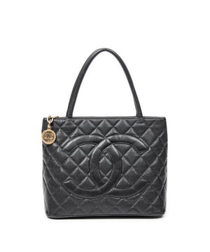 Chanel Tassen Timeless Medallion Tote  Schoudertas in de Zwart Kalfsleer in de Goud  hardware. Het product is in In Uitstekende Staat (A).
  Afmetingen: 30x25x14 cm 
  Inclusief accessoires: Sticker; Card
  Opmerkingen over de binnenkant: Lichte krassen op voering
  BrandCo Paris vindt zeldzame artikelen in de beste staat voor ongelooflijke prijzen. Het is de moeite waard om geduldig te zijn! Koop met vertrouwen: alle artikelen van BrandCo Paris worden zorgvuldig geselecteerd en geverifieerd door ons team van experts.

  Alle artikelen worden geleverd met een certificaat van echtheid en verpakt door BrandCo Paris.

  Classificatietabel voor de conditie van het artikel:

  N (als nieuw)
  AA (perfecte staat)
  A (uitstekende staat)
  AB (zeer goede staat)
  B (goede/redelijke staat)