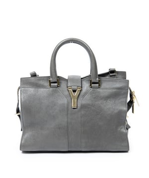 Yves Saint Laurent Taschen Small Cabas ChYc  Umhängetasche und Grau Kalbsleder und Gold hardware. Das Produkt ist auf in sehr gutem Zustand (AB).
  Abmessungen: 30x21x14 cm 
  Zubehör inklusive: Strap
  Äußere Hinweise: Leichte Schmutzflecken
Innenhinweise: Zigarettengeruch, Leichte Schmutzflecken, Leichte Risse an den oberen Ecken
Hinweise zu Riemen/Griff: Leicht abgenutzt, leichte Schrammen
  BrandCo Paris hat seltene Artikel und die besten Konditionen zu unglaublichen Preisen vorgestellt. Geduld lohnt sich! Kaufen Sie mit Vertrauen: Alle Artikel von BrandCo Paris sind von unserem Expertenteam ausgewählt und authentisch.
  Alle Artikel enthalten ein Echtheitszertifikat und wurden von BrandCo Paris übernommen.
  Tabelle zur Klassifizierung des Artikelzustands
  N (wie neu)
  AA (perfekter Zustand)
  A (ausgezeichneter Zustand)
  AB (sehr guter Zustand)
  B (gut/mittelmäßig)