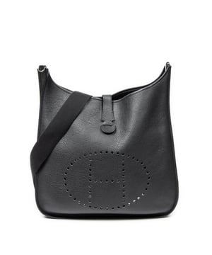 Hermès Bolsos Evelyne II TGM Bolso de hombro en Negro Piel de becerro y Paladio hardware. El producto esta en Excelentes Condiciones (A).
  Dimensiones: 39x37x9 cm 
  Accesorios incluidos: Strap
  
  BrandCo Paris encuentra artículos raros y en las mejores condiciones a precios increíbles. ¡Vale la pena tener paciencia! Compra con confianza: todos los artículos de BrandCo Paris son seleccionados y autenticados cuidadosamente por nuestro equipo de expertos.
  Todos los artículos vienen con un certificado de autenticidad y un embalaje entregado por BrandCo Paris.
  Tabla de clasificación de la condición del artículo
  N (como nuevo)
  AA (perfecto estado)
  A (excelente estado)
  AB (muy buen estado)
  B (bueno/regular)