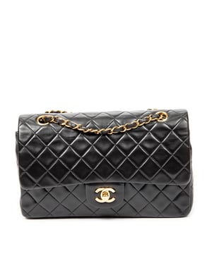Chanel Bolsos Classic Double Flap 26 Bolso de hombro en Negro Piel de becerro y Oro hardware. El producto esta en Excelentes Condiciones (A).
  Dimensiones: 25.5x16x7.5 cm 
  Accesorios incluidos: Sticker; Card
  Notas de Interior: Ligeros rasguños en el forro
  BrandCo Paris encuentra artículos raros y en las mejores condiciones a precios increíbles. ¡Vale la pena tener paciencia! Compra con confianza: todos los artículos de BrandCo Paris son seleccionados y autenticados cuidadosamente por nuestro equipo de expertos.
  Todos los artículos vienen con un certificado de autenticidad y un embalaje entregado por BrandCo Paris.
  Tabla de clasificación de la condición del artículo
  N (como nuevo)
  AA (perfecto estado)
  A (excelente estado)
  AB (muy buen estado)
  B (bueno/regular)