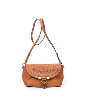 Chloé Tassen Marcie Pochette Crossbody  Schoudertas in de Bruin Kalfsleer in de Goud  hardware. Het product is in In Uitstekende Staat (A).
  Afmetingen: 18.5x13x8 cm 
  Inclusief accessoires: Dustbag
  Opmerkingen over de buitenkant: Lichte slijtage op de onderste hoeken, lichte krassen op de buitenkant van de carrosserie
  BrandCo Paris vindt zeldzame artikelen in de beste staat voor ongelooflijke prijzen. Het is de moeite waard om geduldig te zijn! Koop met vertrouwen: alle artikelen van BrandCo Paris worden zorgvuldig geselecteerd en geverifieerd door ons team van experts.

  Alle artikelen worden geleverd met een certificaat van echtheid en verpakt door BrandCo Paris.

  Classificatietabel voor de conditie van het artikel:

  N (als nieuw)
  AA (perfecte staat)
  A (uitstekende staat)
  AB (zeer goede staat)
  B (goede/redelijke staat)
