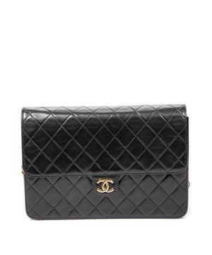 Chanel Bolsos Vintage Push Lock Straight Flap  Bolso de hombro en Negro Piel de becerro y Oro hardware. El producto esta en Excelentes Condiciones (A).
  Dimensiones: 25x17x5 cm 
  Accesorios incluidos: Sticker; Card
  Notas de Interior: Ligeros rasguños en el forro
  BrandCo Paris encuentra artículos raros y en las mejores condiciones a precios increíbles. ¡Vale la pena tener paciencia! Compra con confianza: todos los artículos de BrandCo Paris son seleccionados y autenticados cuidadosamente por nuestro equipo de expertos.
  Todos los artículos vienen con un certificado de autenticidad y un embalaje entregado por BrandCo Paris.
  Tabla de clasificación de la condición del artículo
  N (como nuevo)
  AA (perfecto estado)
  A (excelente estado)
  AB (muy buen estado)
  B (bueno/regular)