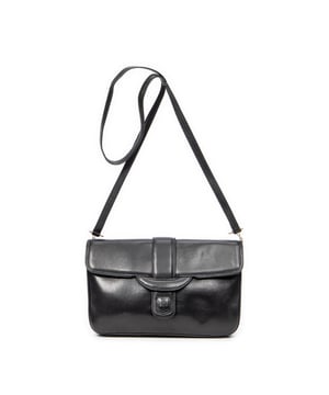 Celine Bolsos Vintage Flap Crossbody  Bolso de hombro en Negro Piel de becerro y Oro hardware. El producto esta en Excelentes Condiciones (A).
  Dimensiones: 26x16x4 cm 
  Accesorios incluidos: Chain Strap
  Notas de Exterior: Arañazos en el cuerpo exterior
Notas de Interior: Ligeros rasguños en el forro
  BrandCo Paris encuentra artículos raros y en las mejores condiciones a precios increíbles. ¡Vale la pena tener paciencia! Compra con confianza: todos los artículos de BrandCo Paris son seleccionados y autenticados cuidadosamente por nuestro equipo de expertos.
  Todos los artículos vienen con un certificado de autenticidad y un embalaje entregado por BrandCo Paris.
  Tabla de clasificación de la condición del artículo
  N (como nuevo)
  AA (perfecto estado)
  A (excelente estado)
  AB (muy buen estado)
  B (bueno/regular)