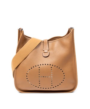 Hermès Bolsos Evelyne I GM Bolso de hombro en Oro Piel de becerro y Paladio hardware. El producto esta en Excelentes Condiciones (A).
  Dimensiones: 33x31x8 cm 
  Accesorios incluidos: Strap; Dustbag; Mini Dustbag
  Notas de Exterior: Ligeros rasguños en las esquinas
  BrandCo Paris encuentra artículos raros y en las mejores condiciones a precios increíbles. ¡Vale la pena tener paciencia! Compra con confianza: todos los artículos de BrandCo Paris son seleccionados y autenticados cuidadosamente por nuestro equipo de expertos.
  Todos los artículos vienen con un certificado de autenticidad y un embalaje entregado por BrandCo Paris.
  Tabla de clasificación de la condición del artículo
  N (como nuevo)
  AA (perfecto estado)
  A (excelente estado)
  AB (muy buen estado)
  B (bueno/regular)