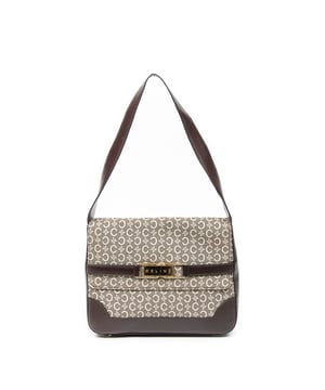 Celine Bolsos Flap Shoulder  Bolso de hombro en Marrón oscuro/Beige Lienzo y Oro hardware. El producto esta en Muy Buenas Condiciones (AB).
  Dimensiones: 28x22x6 cm 
  Accesorios incluidos: Dustbag
  Notas de Exterior: Ligeros rasguños en las esquinas inferiores, Ligeros rasguños en el cuerpo exterior
Notas de Interior: Olor a humedad, ligeros rasguños en el forro
Notas de la correa/asa: Ligeramente usado
  BrandCo Paris encuentra artículos raros y en las mejores condiciones a precios increíbles. ¡Vale la pena tener paciencia! Compra con confianza: todos los artículos de BrandCo Paris son seleccionados y autenticados cuidadosamente por nuestro equipo de expertos.
  Todos los artículos vienen con un certificado de autenticidad y un embalaje entregado por BrandCo Paris.
  Tabla de clasificación de la condición del artículo
  N (como nuevo)
  AA (perfecto estado)
  A (excelente estado)
  AB (muy buen estado)
  B (bueno/regular)
