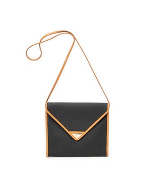 Yves Saint Laurent Taschen Vintage Flap Envelope Crossbody  Umhängetasche und Schwarz/Hellbraun Beschichtete Leinwand und Gold hardware. Das Produkt ist auf in ausgezeichnetem Zustand (A).
  Abmessungen: 22.5x19x3 cm 
  Zubehör inklusive: None
  Äußere Hinweise: Leichte Schrammen an den Ecken
Hardware-Hinweise: Leichte Kratzer
  BrandCo Paris hat seltene Artikel und die besten Konditionen zu unglaublichen Preisen vorgestellt. Geduld lohnt sich! Kaufen Sie mit Vertrauen: Alle Artikel von BrandCo Paris sind von unserem Expertenteam ausgewählt und authentisch.
  Alle Artikel enthalten ein Echtheitszertifikat und wurden von BrandCo Paris übernommen.
  Tabelle zur Klassifizierung des Artikelzustands
  N (wie neu)
  AA (perfekter Zustand)
  A (ausgezeichneter Zustand)
  AB (sehr guter Zustand)
  B (gut/mittelmäßig)