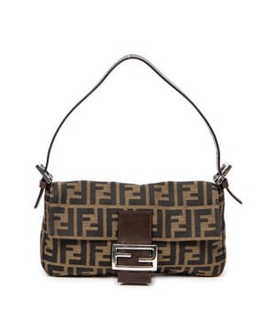 Fendi Bolsos Baguette  Bolso de hombro en Marrón/Negro Lienzo y Plata hardware. El producto esta en Excelentes Condiciones (A).
  Dimensiones: 26x14x3.5 cm 
  Accesorios incluidos: None
  Notas de Interior: Código de producción ilegible
Notas de la correa/asa: Rasguños leves
  BrandCo Paris encuentra artículos raros y en las mejores condiciones a precios increíbles. ¡Vale la pena tener paciencia! Compra con confianza: todos los artículos de BrandCo Paris son seleccionados y autenticados cuidadosamente por nuestro equipo de expertos.
  Todos los artículos vienen con un certificado de autenticidad y un embalaje entregado por BrandCo Paris.
  Tabla de clasificación de la condición del artículo
  N (como nuevo)
  AA (perfecto estado)
  A (excelente estado)
  AB (muy buen estado)
  B (bueno/regular)