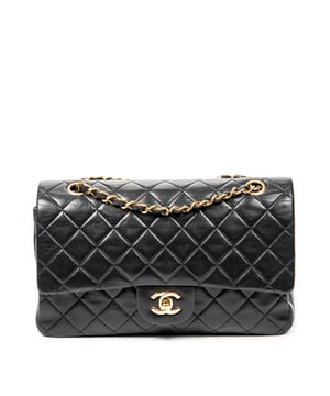 Chanel Bolsos Classic Double Flap 26 Bolso de hombro en Negro Piel de becerro y Oro hardware. El producto esta en Excelentes Condiciones (A).
  Dimensiones: 25.5x16x7.5 cm 
  Accesorios incluidos: Sticker; Card
  Notas de Interior: Ligeros rasguños en el forro
  BrandCo Paris encuentra artículos raros y en las mejores condiciones a precios increíbles. ¡Vale la pena tener paciencia! Compra con confianza: todos los artículos de BrandCo Paris son seleccionados y autenticados cuidadosamente por nuestro equipo de expertos.
  Todos los artículos vienen con un certificado de autenticidad y un embalaje entregado por BrandCo Paris.
  Tabla de clasificación de la condición del artículo
  N (como nuevo)
  AA (perfecto estado)
  A (excelente estado)
  AB (muy buen estado)
  B (bueno/regular)