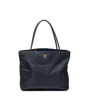 Prada Taschen Shopper Tote  Umhängetasche und Schwarz Leinwand und Gold hardware. Das Produkt ist auf in ausgezeichnetem Zustand (A).
  Abmessungen: 31x27x13 cm 
  Zubehör inklusive: Card
  
  BrandCo Paris hat seltene Artikel und die besten Konditionen zu unglaublichen Preisen vorgestellt. Geduld lohnt sich! Kaufen Sie mit Vertrauen: Alle Artikel von BrandCo Paris sind von unserem Expertenteam ausgewählt und authentisch.
  Alle Artikel enthalten ein Echtheitszertifikat und wurden von BrandCo Paris übernommen.
  Tabelle zur Klassifizierung des Artikelzustands
  N (wie neu)
  AA (perfekter Zustand)
  A (ausgezeichneter Zustand)
  AB (sehr guter Zustand)
  B (gut/mittelmäßig)