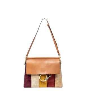 Chloé Tassen Medium Faye Shoulder Striped Patchwork  Schoudertas in de Bruinen Kalfsleer in de Goud  hardware. Het product is in In Zeer Goede Staat (AB).
  Afmetingen: 31.5x24x15 cm 
  Inclusief accessoires: None
  Opmerkingen over de buitenkant: Licht versleten suède leer, Krassen op buitenkant carrosserie
Opmerkingen over de binnenkant: Lichte vlekken
  BrandCo Paris vindt zeldzame artikelen in de beste staat voor ongelooflijke prijzen. Het is de moeite waard om geduldig te zijn! Koop met vertrouwen: alle artikelen van BrandCo Paris worden zorgvuldig geselecteerd en geverifieerd door ons team van experts.

  Alle artikelen worden geleverd met een certificaat van echtheid en verpakt door BrandCo Paris.

  Classificatietabel voor de conditie van het artikel:

  N (als nieuw)
  AA (perfecte staat)
  A (uitstekende staat)
  AB (zeer goede staat)
  B (goede/redelijke staat)