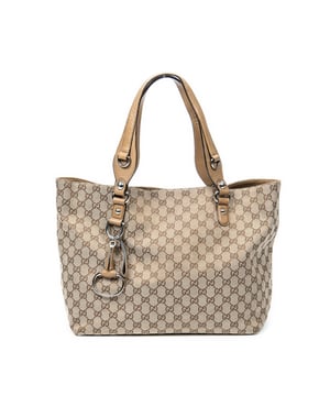 Gucci Taschen Icon Bit Tote  Umhängetasche und Beige/Hellbraun Leinwand und Silber hardware. Das Produkt ist auf in ausgezeichnetem Zustand (A).
  Abmessungen: 33x29x17 cm 
  Zubehör inklusive: None
  Äußere Hinweise: Kleiner Fleck
Innenhinweise: Leichte Schmutzflecken, Stiftmarkierungen auf der Innentasche
Hinweise zu Riemen/Griff: Leichte Kratzer
  BrandCo Paris hat seltene Artikel und die besten Konditionen zu unglaublichen Preisen vorgestellt. Geduld lohnt sich! Kaufen Sie mit Vertrauen: Alle Artikel von BrandCo Paris sind von unserem Expertenteam ausgewählt und authentisch.
  Alle Artikel enthalten ein Echtheitszertifikat und wurden von BrandCo Paris übernommen.
  Tabelle zur Klassifizierung des Artikelzustands
  N (wie neu)
  AA (perfekter Zustand)
  A (ausgezeichneter Zustand)
  AB (sehr guter Zustand)
  B (gut/mittelmäßig)