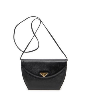 Yves Saint Laurent Taschen Vintage Logo Flap Crossbody  Umhängetasche und Schwarz Kalbsleder und Gold hardware. Das Produkt ist auf in ausgezeichnetem Zustand (A).
  Abmessungen: 17x17x5 cm 
  Zubehör inklusive: None
  Äußere Hinweise: Leichte Kratzer an der Außenkarosserie
  BrandCo Paris hat seltene Artikel und die besten Konditionen zu unglaublichen Preisen vorgestellt. Geduld lohnt sich! Kaufen Sie mit Vertrauen: Alle Artikel von BrandCo Paris sind von unserem Expertenteam ausgewählt und authentisch.
  Alle Artikel enthalten ein Echtheitszertifikat und wurden von BrandCo Paris übernommen.
  Tabelle zur Klassifizierung des Artikelzustands
  N (wie neu)
  AA (perfekter Zustand)
  A (ausgezeichneter Zustand)
  AB (sehr guter Zustand)
  B (gut/mittelmäßig)