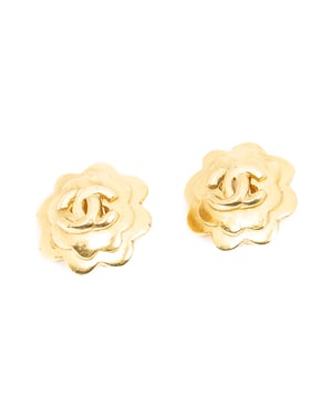 Chanel Modeschmuck CC Camellia Clip On Earrings  Ohrringe und Gold Edelstahl ohne Nickel und Vergoldet hardware. Das Produkt ist auf in ausgezeichnetem Zustand (A).
  Abmessungen: 2.5 cm 
  Zubehör inklusive: None
  
  BrandCo Paris hat seltene Artikel und die besten Konditionen zu unglaublichen Preisen vorgestellt. Geduld lohnt sich! Kaufen Sie mit Vertrauen: Alle Artikel von BrandCo Paris sind von unserem Expertenteam ausgewählt und authentisch.
  Alle Artikel enthalten ein Echtheitszertifikat und wurden von BrandCo Paris übernommen.
  Tabelle zur Klassifizierung des Artikelzustands
  N (wie neu)
  AA (perfekter Zustand)
  A (ausgezeichneter Zustand)
  AB (sehr guter Zustand)
  B (gut/mittelmäßig)