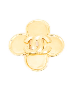 Chanel Bisutería CC Clover Brooch  Broche en Oro Acero inoxidable sin níquel y Chapado en oro hardware. El producto esta en Perfectas Condiciones (AA).
  Dimensiones: 5.5 cm 
  Accesorios incluidos: None
  
  BrandCo Paris encuentra artículos raros y en las mejores condiciones a precios increíbles. ¡Vale la pena tener paciencia! Compra con confianza: todos los artículos de BrandCo Paris son seleccionados y autenticados cuidadosamente por nuestro equipo de expertos.
  Todos los artículos vienen con un certificado de autenticidad y un embalaje entregado por BrandCo Paris.
  Tabla de clasificación de la condición del artículo
  N (como nuevo)
  AA (perfecto estado)
  A (excelente estado)
  AB (muy buen estado)
  B (bueno/regular)