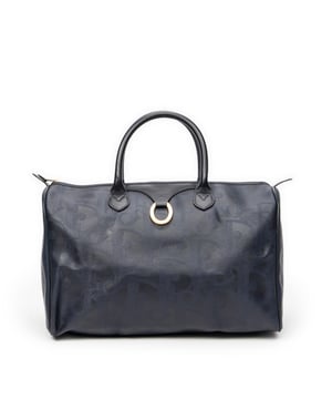 Dior Tassen Vintage Small Travel Boston  Reistas in de Marine Gecoat canvas in de Goud  hardware. Het product is in In Uitstekende Staat (A).
  Afmetingen: 44x26x22 cm 
  Inclusief accessoires: None
  
  BrandCo Paris vindt zeldzame artikelen in de beste staat voor ongelooflijke prijzen. Het is de moeite waard om geduldig te zijn! Koop met vertrouwen: alle artikelen van BrandCo Paris worden zorgvuldig geselecteerd en geverifieerd door ons team van experts.

  Alle artikelen worden geleverd met een certificaat van echtheid en verpakt door BrandCo Paris.

  Classificatietabel voor de conditie van het artikel:

  N (als nieuw)
  AA (perfecte staat)
  A (uitstekende staat)
  AB (zeer goede staat)
  B (goede/redelijke staat)