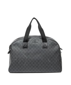 Gucci Bolsos Large Travel Boston  Bolsa de viaje en Negro Lona recubierta y Plata hardware. El producto esta en Excelentes Condiciones (A).
  Dimensiones: 49x33x25 cm 
  Accesorios incluidos: Strap
  Notas de Exterior: Marcas de suciedad
Notas de la correa/asa: Ligeras marcas de suciedad
  BrandCo Paris encuentra artículos raros y en las mejores condiciones a precios increíbles. ¡Vale la pena tener paciencia! Compra con confianza: todos los artículos de BrandCo Paris son seleccionados y autenticados cuidadosamente por nuestro equipo de expertos.
  Todos los artículos vienen con un certificado de autenticidad y un embalaje entregado por BrandCo Paris.
  Tabla de clasificación de la condición del artículo
  N (como nuevo)
  AA (perfecto estado)
  A (excelente estado)
  AB (muy buen estado)
  B (bueno/regular)
