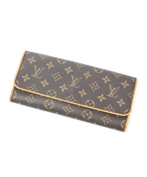 Louis Vuitton Bolsos Twin GM Bolso de hombro en Marrón Lona recubierta y Latón dorado hardware. El producto esta en Muy Buenas Condiciones (AB).
  Dimensiones: 25x11.5x3 cm 
  Accesorios incluidos: Strap
  Notas de Exterior: Ribete ligeramente rayado, Ligero ribete oscuro
Notas de Interior: Marcas pequeñas
  BrandCo Paris encuentra artículos raros y en las mejores condiciones a precios increíbles. ¡Vale la pena tener paciencia! Compra con confianza: todos los artículos de BrandCo Paris son seleccionados y autenticados cuidadosamente por nuestro equipo de expertos.
  Todos los artículos vienen con un certificado de autenticidad y un embalaje entregado por BrandCo Paris.
  Tabla de clasificación de la condición del artículo
  N (como nuevo)
  AA (perfecto estado)
  A (excelente estado)
  AB (muy buen estado)
  B (bueno/regular)
