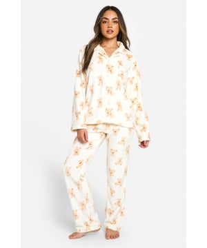 Adorable bear print fleece pyjama set
        Cosy button-up top with notched collar
        Relaxed fit trousers with elasticated waistband
        Long sleeves for extra warmth
        Soft and comfortable fleece fabric
    
    Embrace ultimate comfort with this charming bear fleece pyjama set from Boohoo. Perfect for those chilly nights in, this set combines style and cosiness effortlessly. The button-up top features a classic notched collar and long sleeves, ideal for snuggling up on the sofa. Pair with fluffy slippers and your favourite hot beverage for the ultimate night in. Whether you're having a lazy Sunday morning or a girls' sleepover, this pyjama set is versatile enough for all your loungewear needs. The relaxed fit trousers with an elasticated waistband ensure unrestricted movement, making them perfect for lounging or sleeping. This set is a must-have addition to your loungewear collection, offering both comfort and a touch of whimsy to your relaxation time.