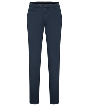 Entdecke unsere stilvolle Chino gefertigt aus einem hochwertigen Baumwoll-Elasthan-Mix, der für besonders hohen Tragekomfort sorgt. Die Gürtelschlaufen ermöglichen es, die Chino mit einem Gürtel zu kombinieren, um den Look zu individualisieren und eine perfekte Passform zu gewährleisten.