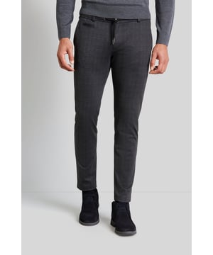 Die Jersey-Chino überzeugt durch die legere Optik und zudem in punkto Tragekomfort und Bewegungsfreiheit. Gummi- und Kordelzug ergänzen das Design. Die Hose ist mit einem dezenten 3-D-Karomuster versehen. Der schmale und körperbetonte Schnitt zaubert eine sportliche Optik.