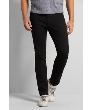Die klassische Five-Pocket in tiefem Schwarz kann weit mehr als nur gut aussehen. Die Flexcity-Ausstattung mit Power Stretch sorgt für besonders hohe Bewegungsfreiheit und gleichzeitige Formstabilität.