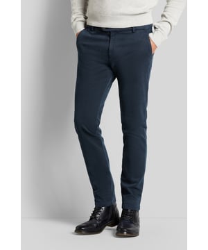 Der Schnitt der Chino überzeugt mit der körpernahen Passform und  modernen Optik. Die Freizeithose kommt mit praktischen Gürtelschlaufen und verschiedenen Taschen daher. Durch den hohen Anteil der Baumwolle ist die Hose besonders robust und strapazierfähig.