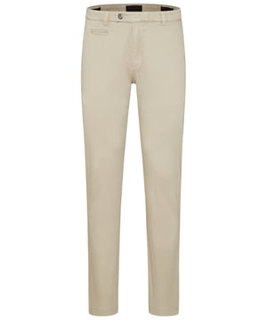 Entdecke unsere stilvolle Chino gefertigt aus einem hochwertigen Baumwoll-Elasthan-Mix, der für besonders hohen Tragekomfort sorgt. Die Gürtelschlaufen ermöglichen es, die Chino mit einem Gürtel zu kombinieren, um den Look zu individualisieren und eine perfekte Passform zu gewährleisten.