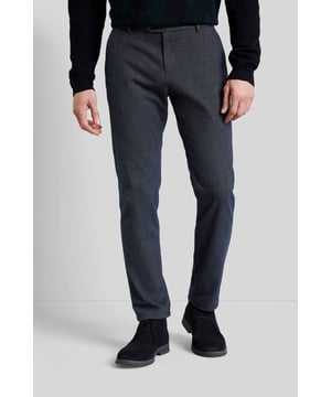 Die Chino bietet durch den Elasthananteil den ganzen Tag höchsten Tragekomfort und ist besonders soft in der Haptik. Klassisch verarbeitet mit Reißverschluss und Knopf sowie praktischen Taschen und Gürtelschlaufen ist diese Chino ein treuer Alltagsbegleiter.