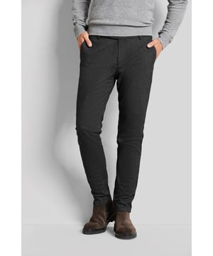 Die Chino bietet durch den Elasthananteil den ganzen Tag höchsten Tragekomfort und ist besonders soft in der Haptik. Klassisch verarbeitet mit Reißverschluss und Knopf sowie praktischen Taschen und Gürtelschlaufen ist diese Chino ein treuer Alltagsbegleiter.