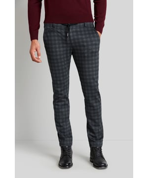 Die beliebte Jerseychino, die besonders elegant daher kommt. Die mehrfarbigen Karo-Prints und das gebürstete Flanell-Finish verleihen der Hose das gewisse Extra. Dank der  Materialverarbeitung trägt sich die Hose wie eine Jogginghose - move without limits.
