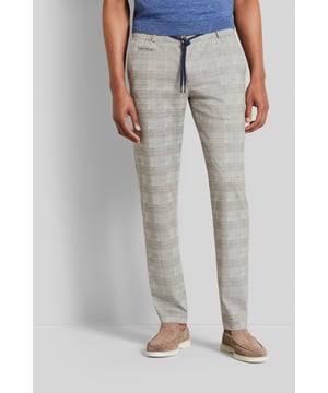 Onze broek met elastaangehalte en Flexcity afwerking biedt maximaal comfort en een sportief, slank silhouet dankzij de slim fit. De elastische tailleband, het trekkoord en de rits en knoop zorgen voor een flexibele pasvorm. Deze broek is ideaal voor een urban lifestyle en combineert bewegingsvrijheid met een eigentijdse stijl - perfect voor naar kantoor of in je vrije tijd.