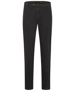 Der Schnitt der Chino überzeugt mit der körpernahen Passform und  modernen Optik. Die Freizeithose kommt mit praktischen Gürtelschlaufen und verschiedenen Taschen daher. Durch den hohen Anteil der Baumwolle ist die Hose besonders robust und strapazierfähig.