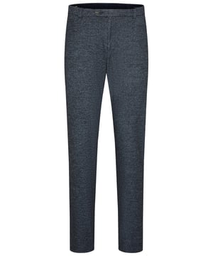 Unser Chino ist der perfekte Begleiter für einen modernen und lässigen Look. Der Modern Fit schmeichelt der Figur und bietet ein angenehmes Tragegefühl dank des weichen Materials aus Baumwolle. Die Chino passt zu vielen Outfits. Die Hose ist pflegeleicht und kann einfach in der Waschmaschine gewaschen werden.
