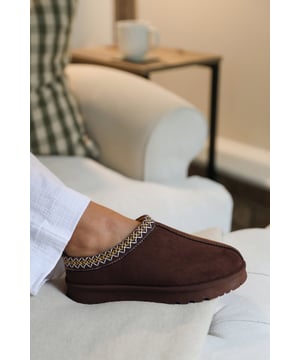 Stay warm and stylish with our Oak Aztec Detail Faux Fur Lining Mini Boots, featuring cozy faux fur lining and eye-catching Aztec detailing. The low ankle design and slip-on fit make them an easy everyday essential. Perfect for pairing with jeans, leggings, or loungewear for a relaxed, comfortable look all day long. Key Features: • Material: Soft faux suede with faux fur lining • Design: Mini ankle boots with contrast Aztec detail • Closure: Convenient slip-on style