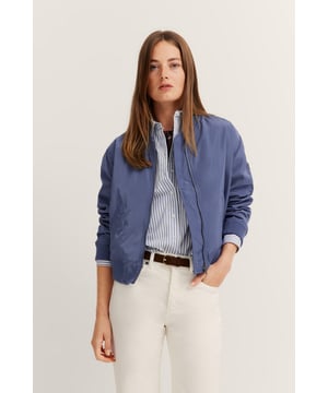 Der bugatti Blouson für Damen überzeugt durch seinen stilvollen, kleinen Kragen und die praktische Ausstattung mit Reißverschluss sowie Eingrifftaschen. Die vielseitig kombinierbare Jacke mit bequemer, normaler Passform und Bündchen am Armabschluss ist der perfekte Begleiter für jeden Tag.