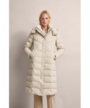 Bescherm jezelf tegen de kou in stijl met de gewatteerde bugatti jas. Deze jas heeft een elegante opstaande kraag, een afneembare capuchon en een afneembare kraag van imitatiebont. De Sorona vulling zorgt voor ideale thermische isolatie, terwijl de binnenkant kleurrijke accenten toevoegt. Perfect voor een duurzame, modieuze look!