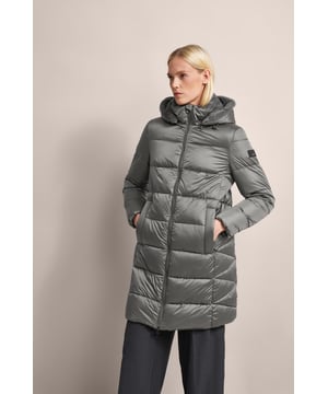 Ontdek de stijlvolle bugatti gewatteerde jas die je warm houdt met moderne elegantie. De jas heeft een afneembare capuchon met details van imitatiebont. Met zijn losse pasvorm, opstaande kraag en kleurgeaccentueerde binnenkant is het een echte highlight voor koude dagen.