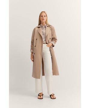 Deze stijlvolle trenchcoat biedt je de ideale bescherming op regenachtige dagen. Dankzij het waterafstotende materiaal, de klassieke reverskraag en verstelbare armriemen combineert hij functionaliteit en stijl. De ¥regelmatige pasvorm` garandeert optimaal comfort, ideaal voor vrouwen die elegantie en hoge kwaliteit waarderen.