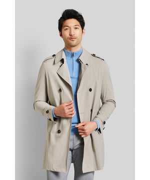 Der moderne Trenchcoat mit schrägen Leistentaschen überzeugt mit einem funktionalen Taillengurt und einer Kragenschließe. Mehrfachstepp an Kragen und Seitentaschen sowie ein sportiver Transfer auf dem Unterkragen zeigen die Liebe zum Detail. Der Mantel überzeugt mit Stretchfunktion und seiner wasserfesten Eigenschaft. Gleichzeitig ist er PFC-frei gefertigt.
