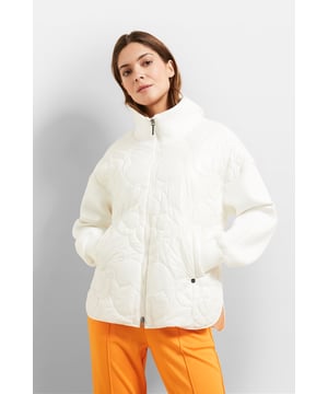Der lässige Blouson im Materialmix besteht aus super softem Material mit raffiniertem, femininem Steppdessin. Der Stehkragen, klassische Leistentaschen sowie farblich abgestimmte Details verleihen der Jacke das gewisse Etwas. Als ,Respect Nature'-Produkt ist der Blouson mit einer hochwertigen Füllfaser - als bewusster Ersatz für Echtdaune - versehen.