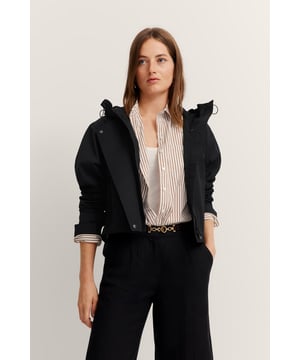 Der wasserabweisende Blouson von bugatti ist der perfekte Begleiter für wechselhaftes Wetter. Der Blouson bietet zuverlässigen Wetterschutz und ist vollständig gefüttert, sodass Du immer warm und geschützt bleibst. Mit praktischen Reißverschlusstaschen für die sichere Aufbewahrung und individuell verstellbaren Manschetten bist Du sowohl stilvoll als auch funktional unterwegs.