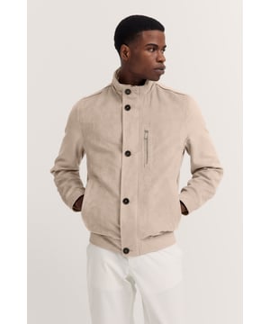 De bugatti blouson is gemaakt van waterafstotend materiaal, biedt je stijlvolle bescherming tegen nattigheid en heeft een comfortabele ¥regular fit`. Dankzij praktische details zoals een borstzak met ritssluiting en verschillende binnenzakken is deze jas de ideale metgezel voor je dagelijkse leven.