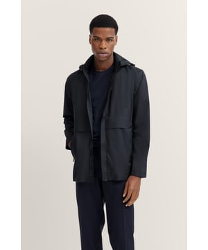 Die wasserabweisende Herrenjacke von bugatti überzeugt mit cleanem Design und praktischen Details. Die abtrennbare Kapuze bietet Dir Flexibilität für jeden Look, während der elegante Stehkragen eine moderne Silhouette schafft. Dank der Innentaschen hast Du außerdem genügend Stauraum für Deine Essentials - perfekt für Alltag und Freizeit.