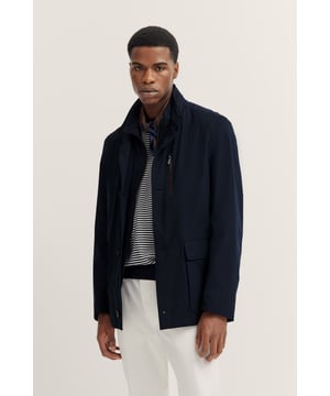 Die wasser- und winddichte Herrenjacke von bugatti bietet optimalen Schutz bei jedem Wetter. Mit praktischen Details wie einer herausnehmbaren Nylon-Weste, mehreren Taschen und einem stilvollen Stehkragen kombiniert diese Jacke Funktionalität und elegantes Design - ideal für den Alltag und Outdoor-Abenteuer.